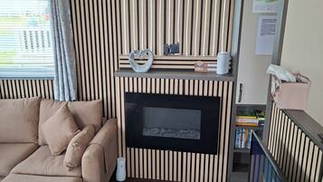 Smart-TV, Kamin, DVD-Player, Bücher