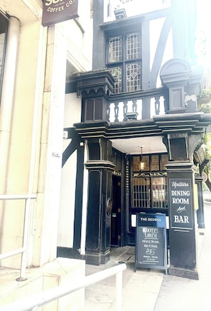 A building entrance with a sign for 'Upstairs Dining Room And Bar' and a notice for 'Workers Lunch' with a weekly special offer. - Stunning apartment on the Strand, walking distance to Covent Garden (London)