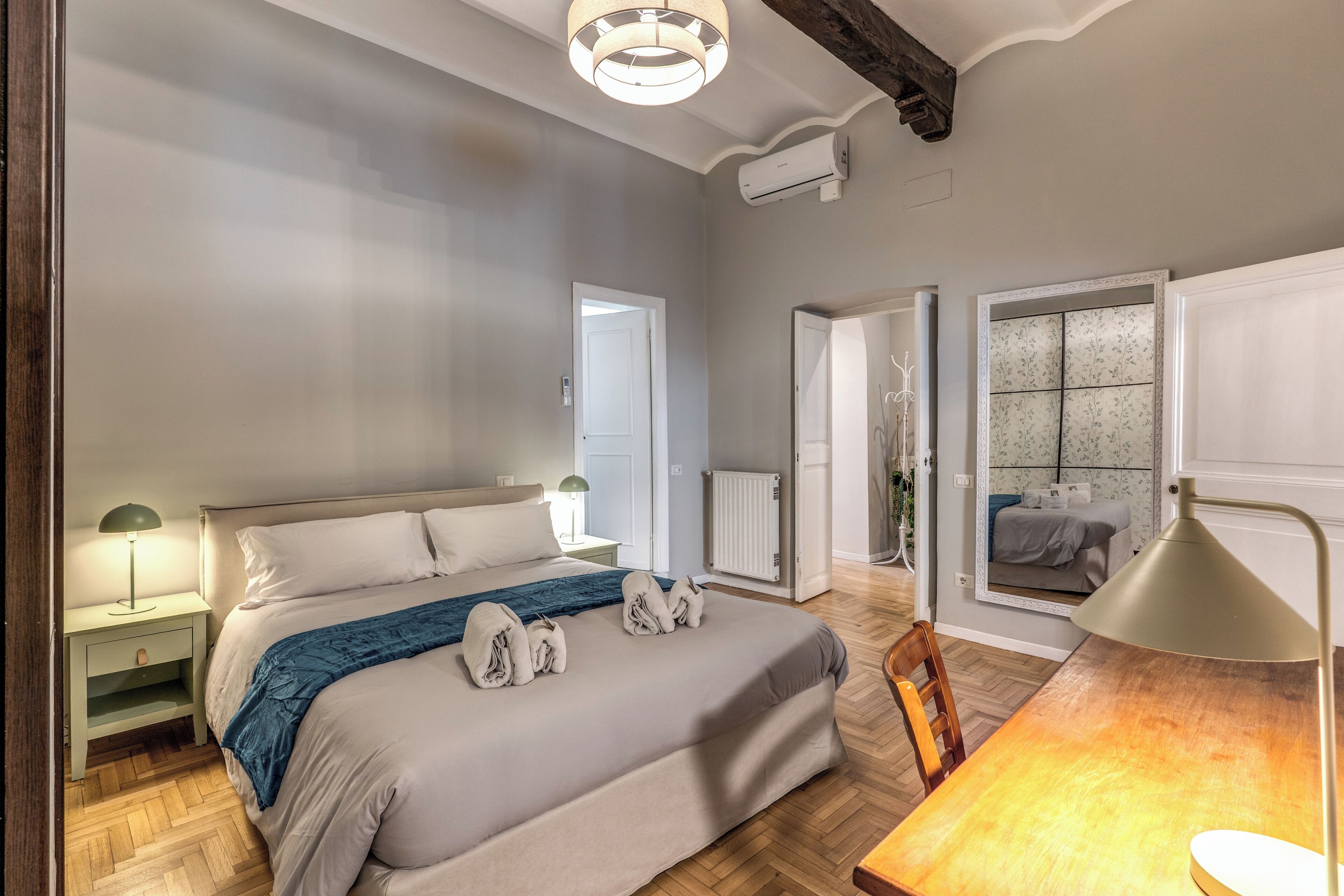 2 Schlafzimmer, Schreibtisch, Bügeleisen/Bügelbrett, Reisekinderbett