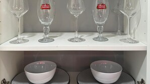 Uno scaffale con bicchieri da vino e ciotole.