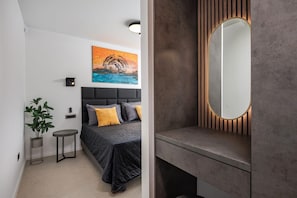 Ein modernes Schlafzimmer mit Bett, Nachttisch und einem Bild an der Wand.