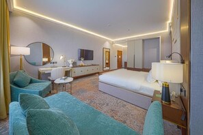Junior suite, uitzicht op stad | Een kluis op de kamer, geluiddichte muren, een strijkplank/strijkijzer