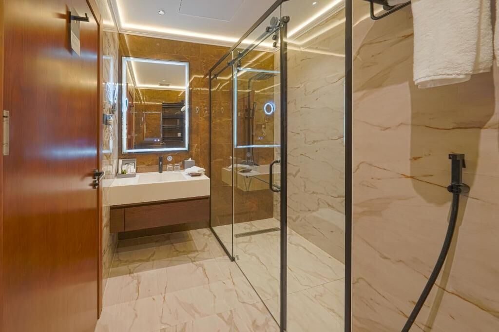 Quarto casal luxo, vista para a cidade | Banheiro | Chinelos 