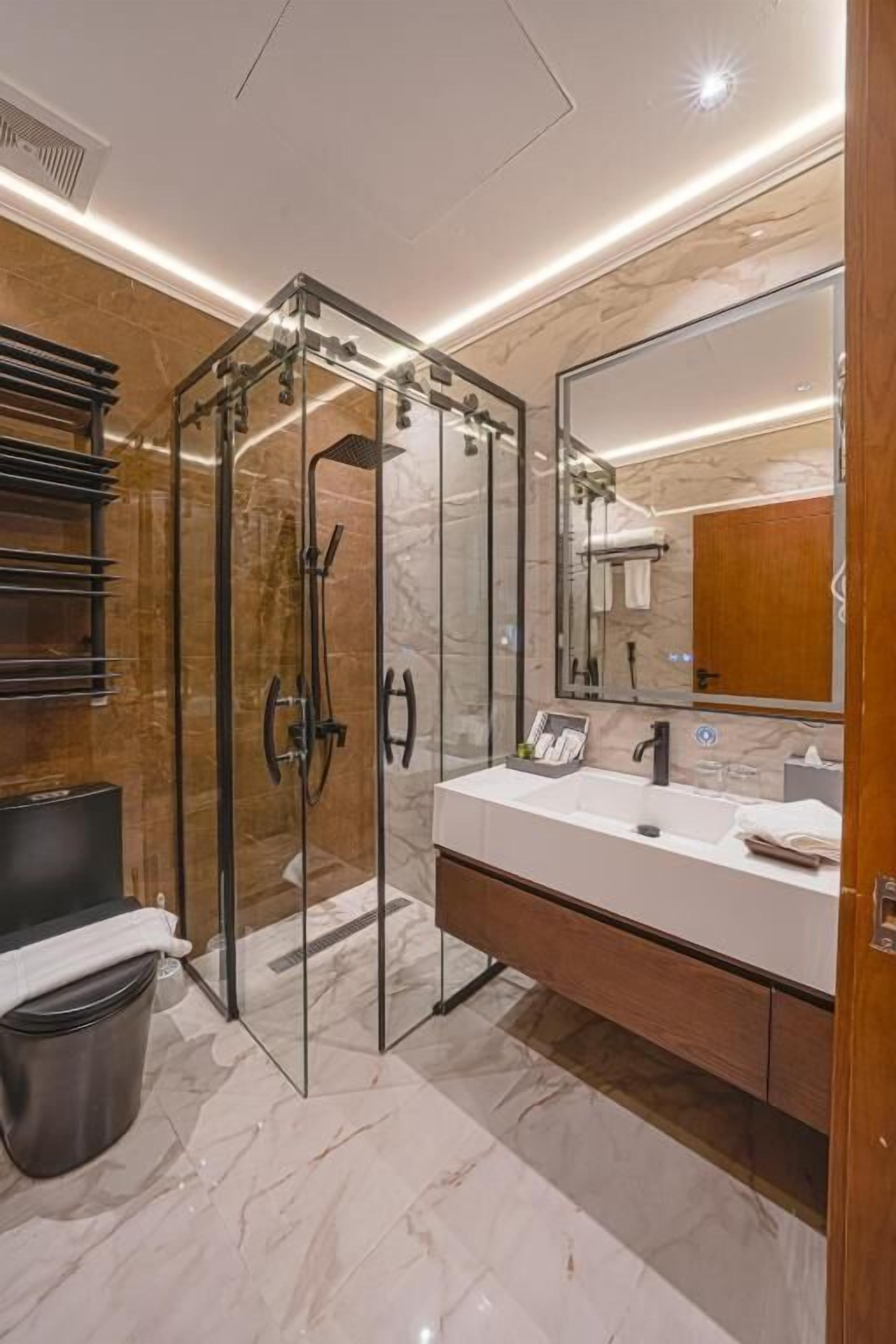 Kahden hengen deluxe-huone (kaksi sänkyä), kaupunkinäköala | Kylpyhuone | Tohvelit