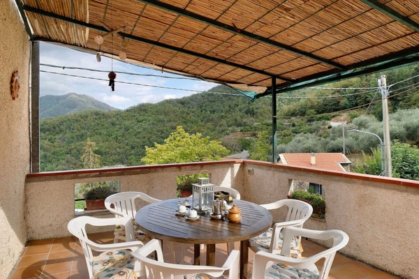 Meubles, Table, Chaise, Table Cuisine Et Salle A Manger, Tableau De Plein Air, Mobilier De Jardin, Balcon, Ombre, Plante D'Appartement, Tache De Bois