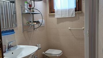 Secador de pelo, toallas, jabón, papel higiénico