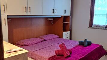Tabla de planchar con plancha, wifi gratis y ropa de cama