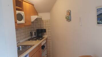Kühlschrank, Mikrowelle, Herdplatte, Wasserkocher mit Kaffee-/Teezubehör