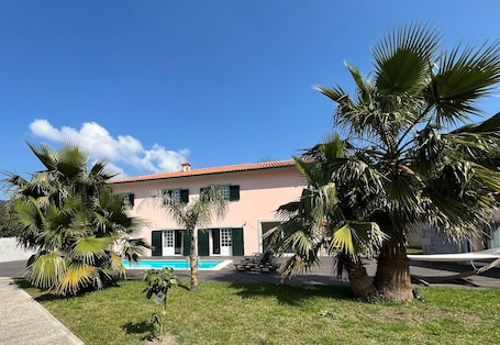Exterior. Charming room 3 meters from the pool. Relaxation and comfort guaranteed!