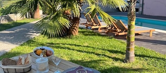 Charming room 3 meters from the pool.  Relaxation and comfort guaranteed!