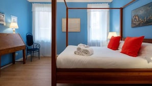 A bedroom with a four-poster bed, a desk, and a chair. - Charming Venetian  Retreat-3 Bedrooms, Dorsoduro (Venezia)