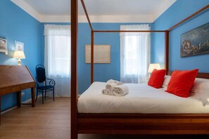 A bedroom with a four-poster bed, a desk, and a chair. - Charming Venetian  Retreat-3 Bedrooms, Dorsoduro (Venezia)