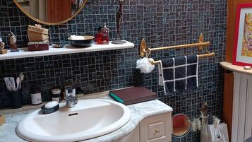 Douche, sèche-cheveux, serviettes fournies, savon
