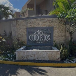 Schild für den OCHO RIOS COUNTRY CLUB mit Steinbasis und dekorativen Elementen.