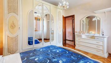 3 bedrooms, iron/ironing board, bed sheets