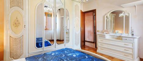 3 chambres, fer et planche à repasser, literie fournie