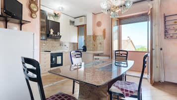 Frigorifero, microonde, forno, piano cottura