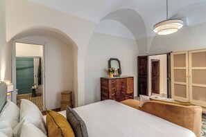 Ein Schlafzimmer mit einem Bett, einem Schminktisch, einem Spiegel und einem Kleiderschrank.