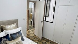 A bedroom with a bed, pillows, a wardrobe, and a tiled floor. - Charming Holiday House in Almazora (Almassora)
