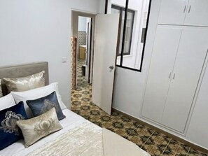 A bedroom with a bed, pillows, a wardrobe, and a tiled floor. - Charming Holiday House in Almazora (Almassora)