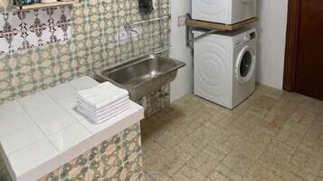 House, 4 Bedrooms | Laundry