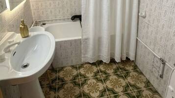House, 4 Bedrooms | Bathroom