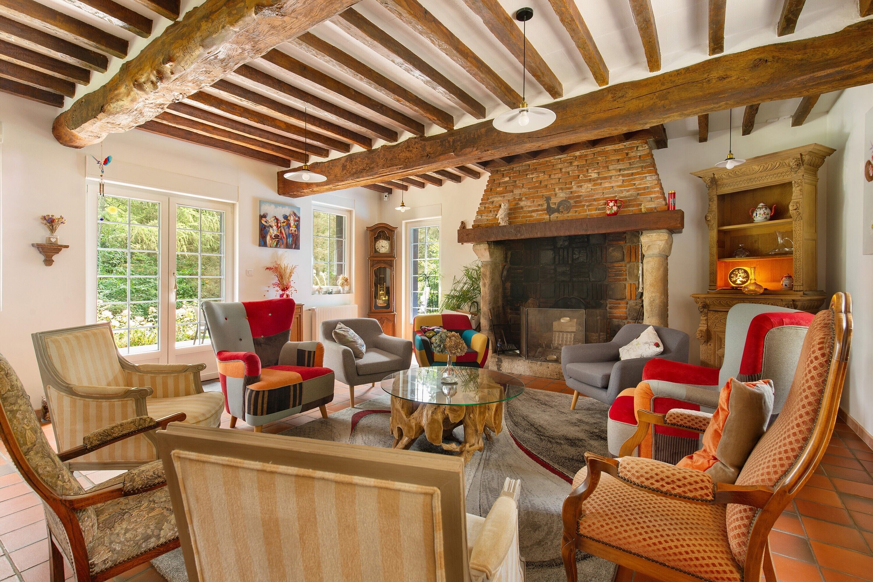 Una sala de estar acogedora con chimenea, vigas de madera y asientos cómodos.