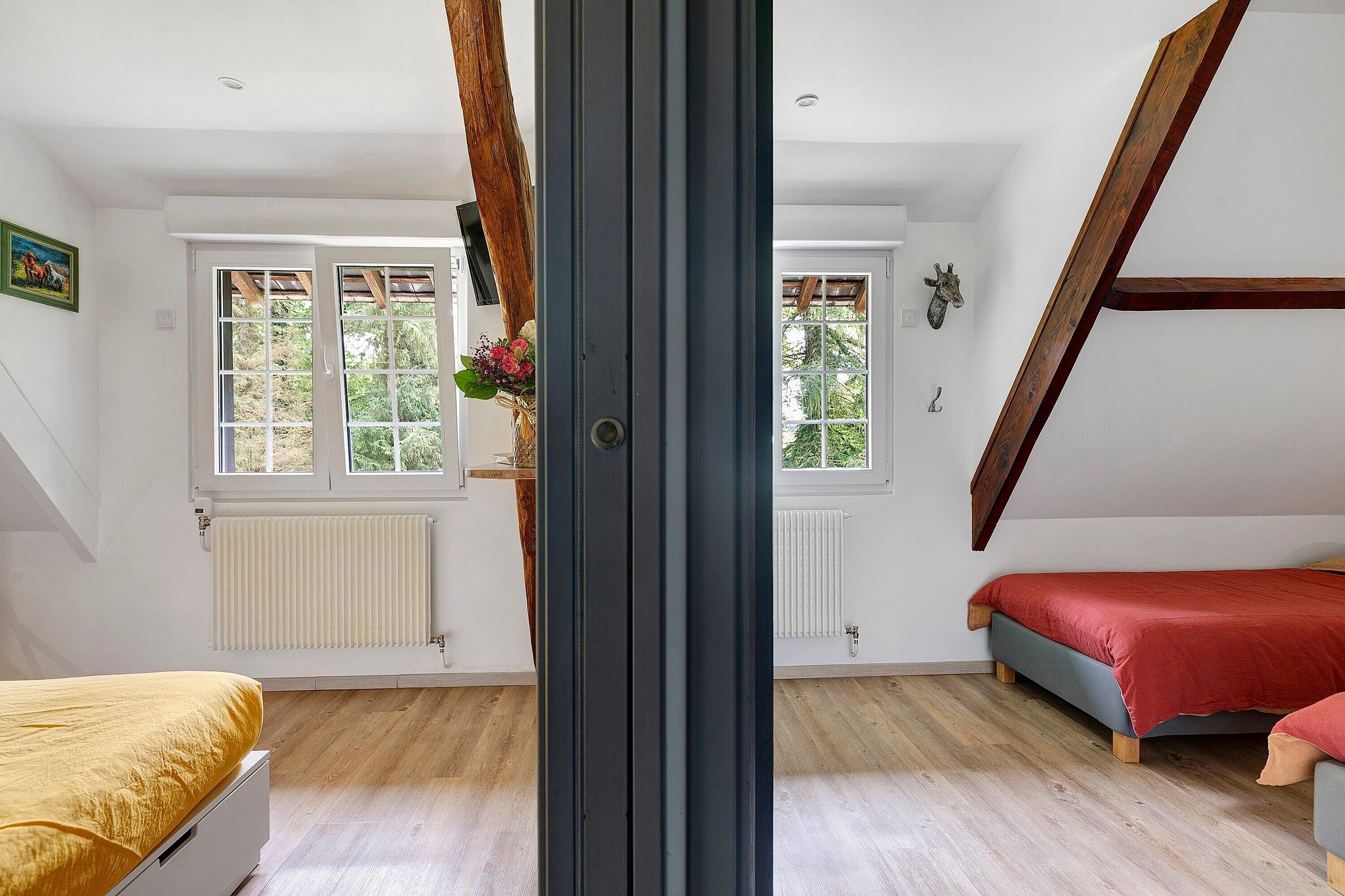 Une chambre avec un lit, un bureau et une fenêtre.