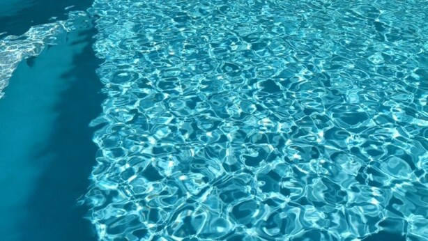 A rectangular swimming pool with clear water and a sloped edge. - Apartment with pool and garden (Boisset-et-Gaujac)