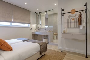 Une chambre à coucher moderne avec un lit, une table de chevet et un grand miroir.
