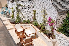 Standard Room, City View | Teres/patio