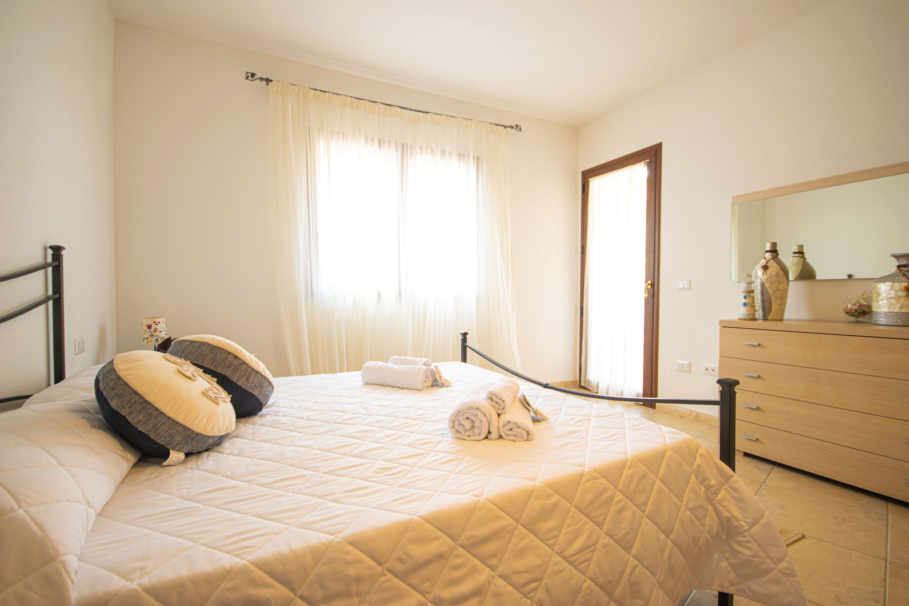 Iron/ironing board, bed sheets