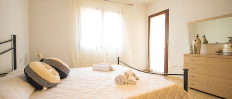 Tabla de planchar con plancha y ropa de cama