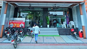 A hotel with a sign for 'GEHLOT PARADISE HOTEL' and 'LUXURY ROOMS, BENQUAT HALL & RESTAURANT'. - Gehlot Paradise Hotel (Nagaur)
