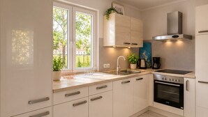 Cafetière-théière, réfrigérateur, four à micro-ondes, un four