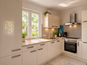 Wasserkocher mit Kaffee-/Teezubehör, Kühlschrank, Mikrowelle, Ofen