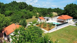 A residential property with two houses, a swimming pool, and a well-maintained garden. - Family house with pool (Divsici)