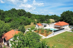 A residential property with two houses, a swimming pool, and a well-maintained garden. - Family house with pool (Divsici)