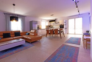 TV, fireplace, ping pong - Family house with pool (Divsici)