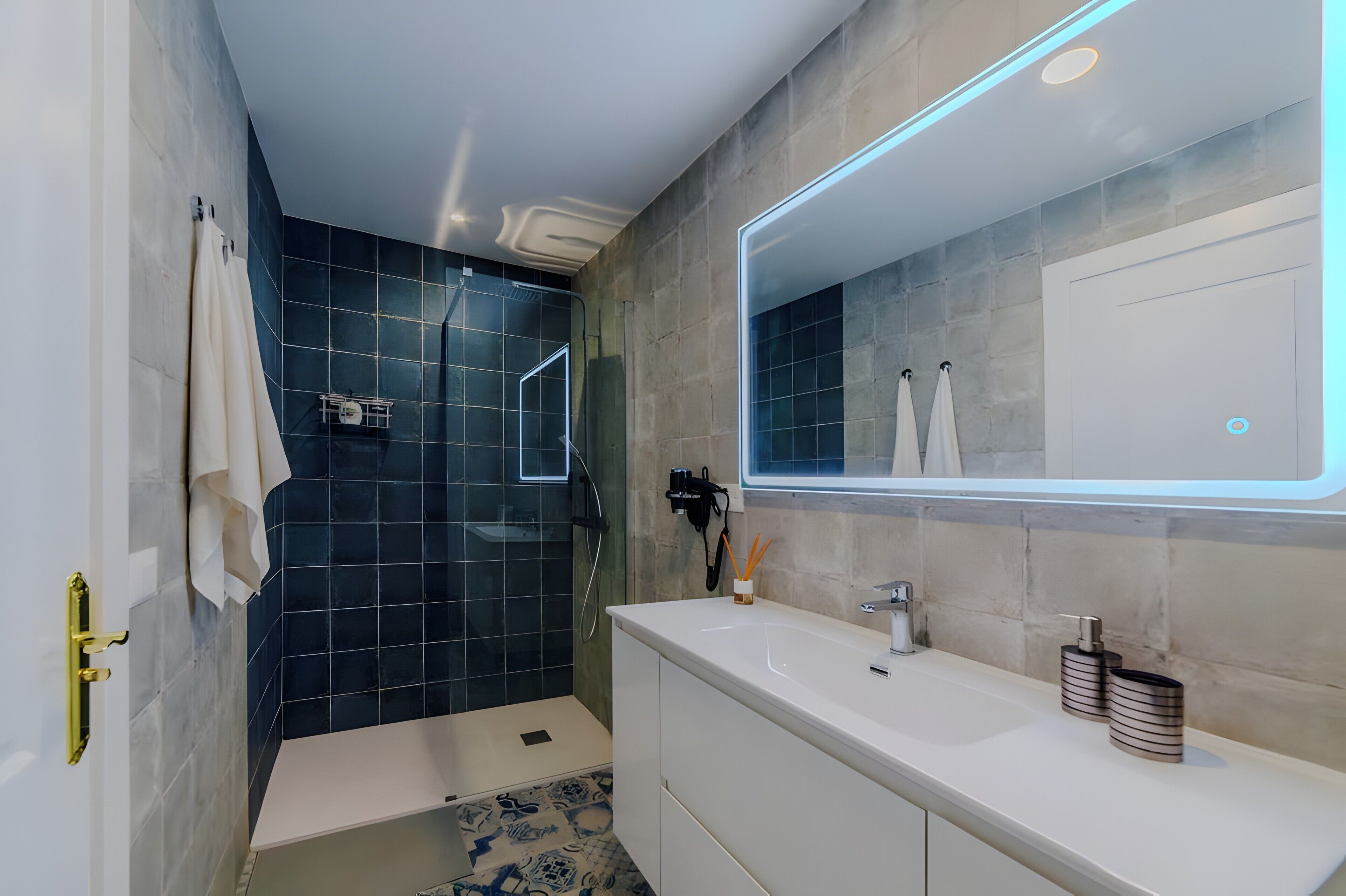 淋浴设施、吹风机、毛巾
