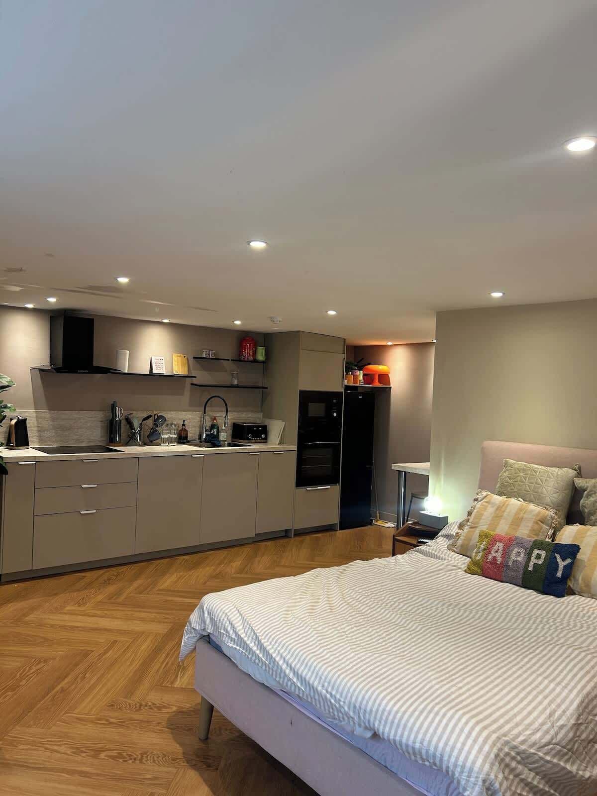 Desk, travel crib, WiFi, bed sheets