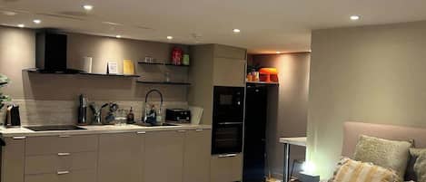 Bureau, lit de bébé portatif, Wi-Fi, literie fournie