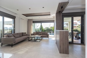 Comfort-Villa, Balkon, Gartenblick | Wohnbereich