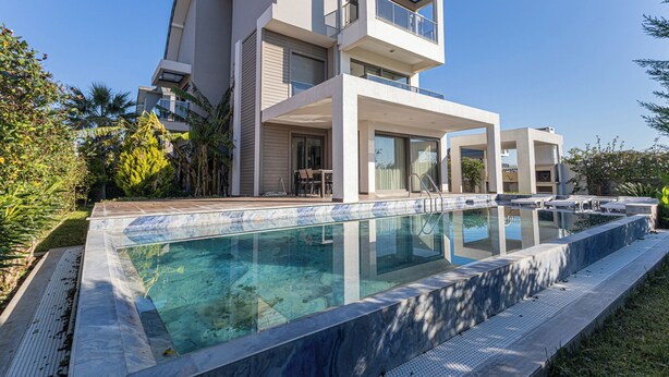 Una casa moderna de dos pisos con piscina.