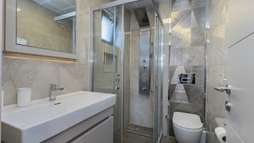 Comfort Villa, Balcony, Garden View | Bathroom | Shower, towels, toilet paper