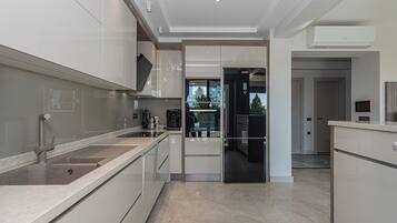 Comfort Villa, Balcony, Garden View | Private kitchen