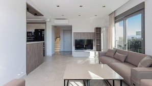 Villa Confort, balcón, vista al jardín | Área de sala de estar