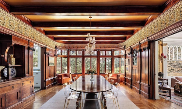 Dining - Grand Brooklyn Mansion- 9-bedrm 7.5 Bath with AC- next to Prospect Park (Brooklyn)