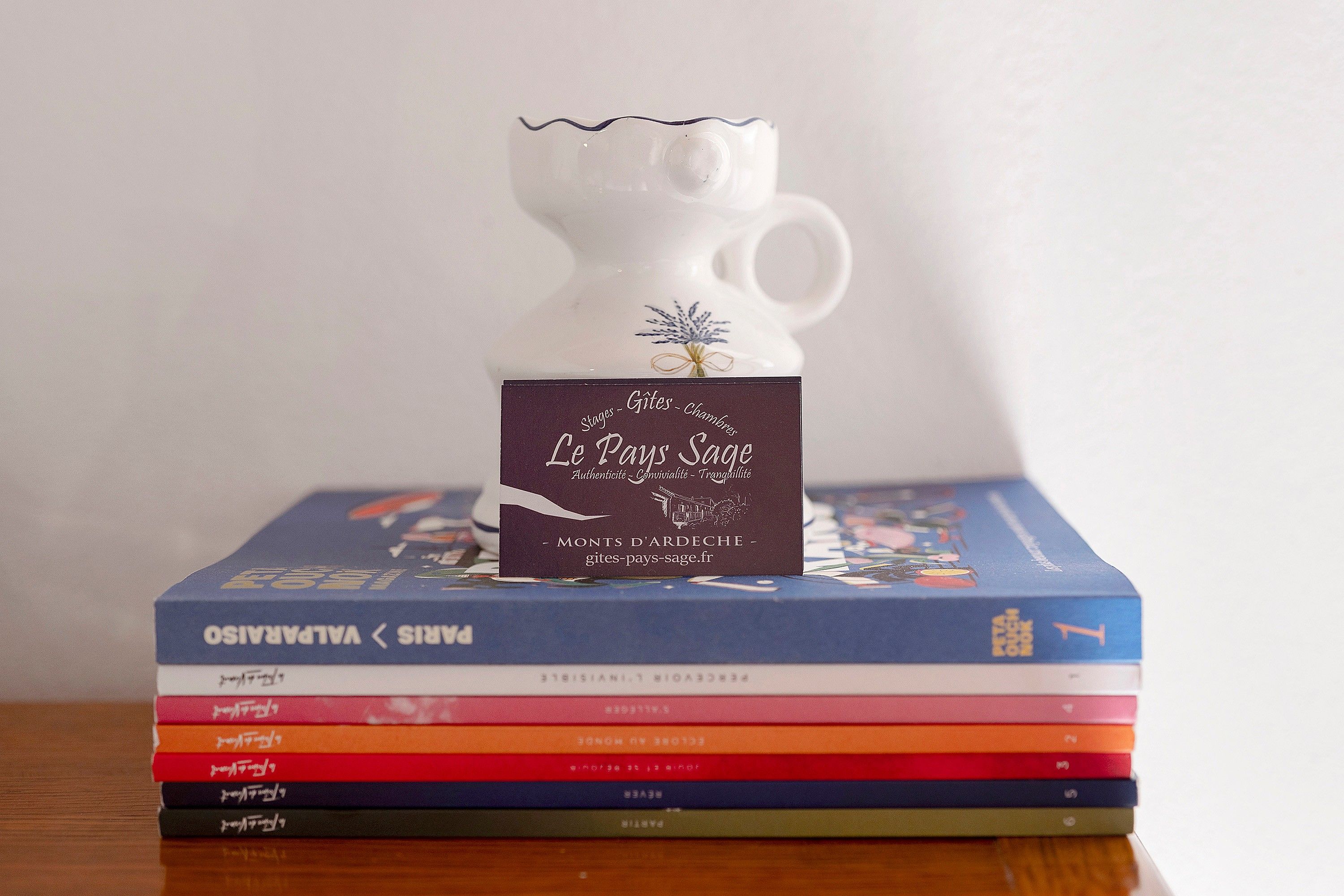 Uma pilha de livros com uma etiqueta em cima.