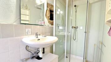 Ducha, secador de pelo, toallas